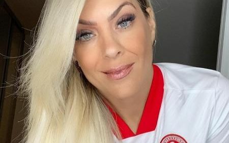 Renata Fan com a camisa do Internacional. Foto: Instagram/Arquivo pessoal Renata Fan
