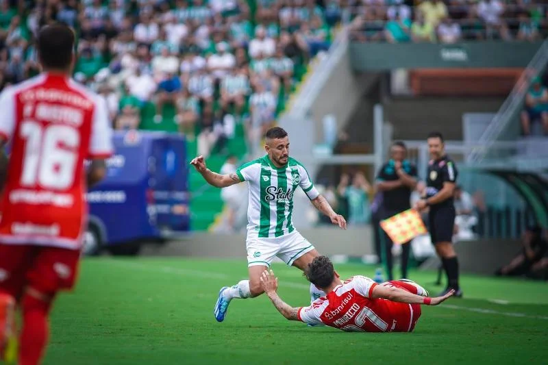 Alessandro Barcellos; revela 'B.O' de Coudet no Inter após 2x1 na Copa do Brasil "Até mesmo quem não jogou"