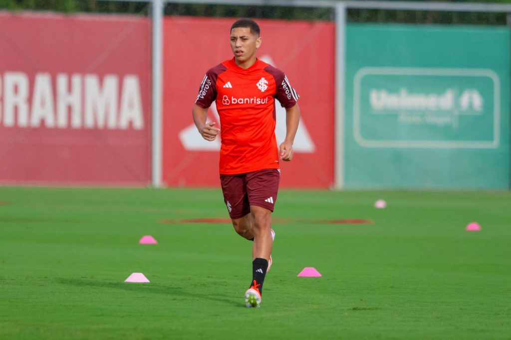 Gabriel Carvalho 'pede' a palavra e faz revelação a Roger Machado "às 16 horas"