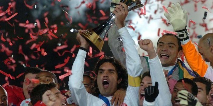 Fernandão ergue a taça em Yokohama Ricardo Duarte / Agencia RBS