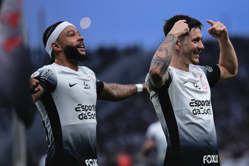 Corinthians de Memphis Depay e Garro também vem sendo elogiado. Foto: Ettore Chiereguini/AGIF