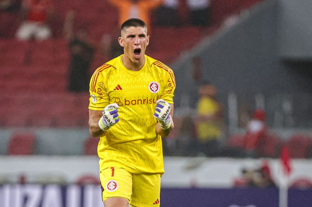 Goleiro Rochet comemorando. Foto: Maxi Franzoi/AGIF