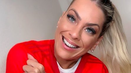 Renata Fan com a camisa do Internacional. Foto: Instagram/Arquivo pessoal Renata Fan
