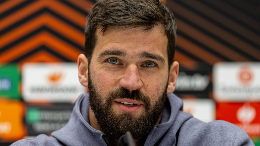 Alisson Becker defende o Liverpool. Foto: David Rawcliffe/Propaganda/IMAGO