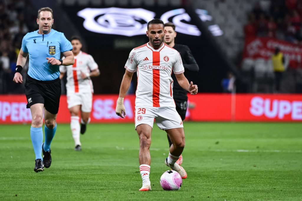 Thiago Maia em ação pelo Internacional. Foto: Roberto Casimiro/Fotoarena/IMAGO