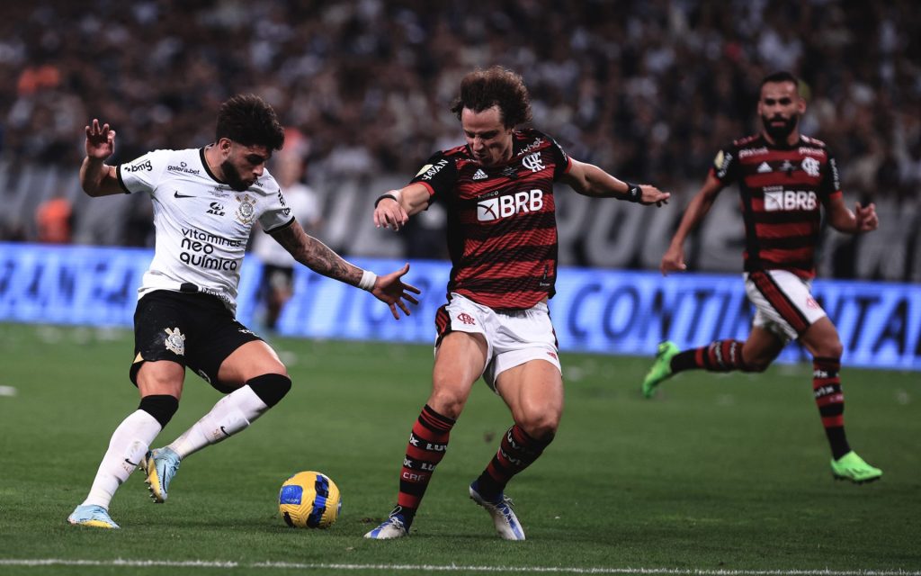 David Luiz pode jogar com Yuri Alberto em 2025. Foto: Ettore Chiereguini/AGIF