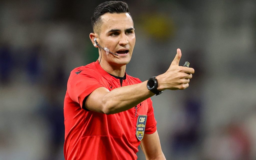Matheus Delgado Candançan vai apitar o jogo. Foto: Gilson Lobo/AGIF