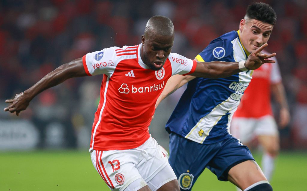 Atacante se lesionou. Foto: Thiago Ribeiro/AGIF