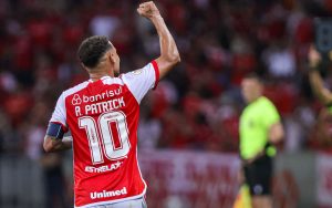 Alan Patrick comemorando gol. Foto: Maxi Franzoi/AGIF