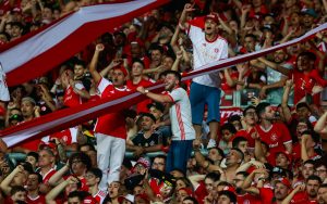 Torcida empurra o Inter. Foto: Luiz Erbes/AGIF