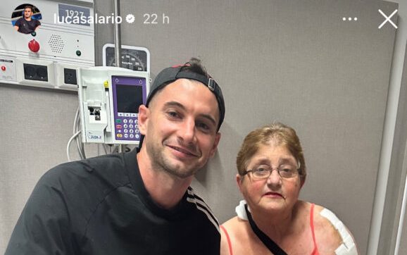 Atacante com sua mãe. Foto: Reprodução/Instagram oficial Alario