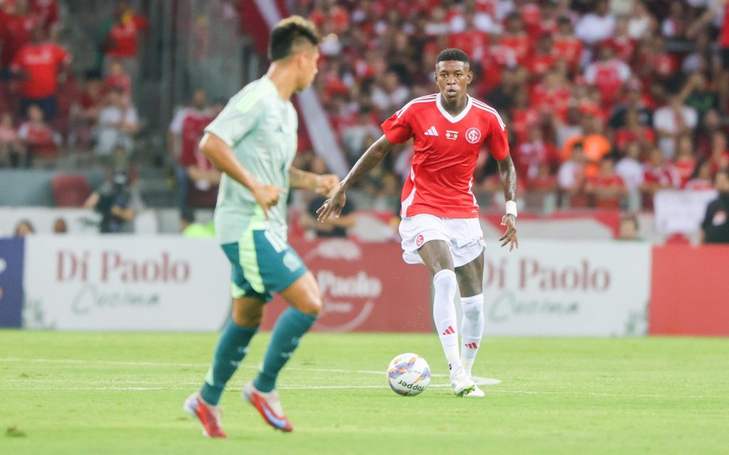 Zagueiro em amistoso contra o México. Foto: Ricardo Duarte/SCI