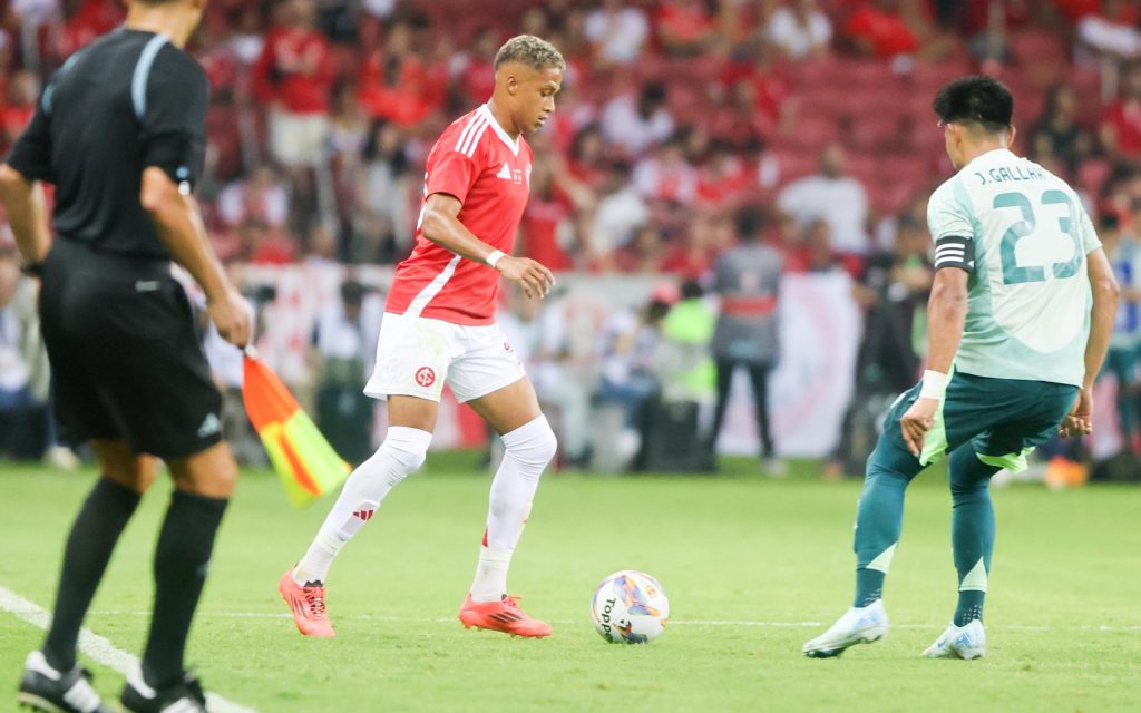 Vitinho em ação na partida. Foto: Ricardo Duarte/SCI