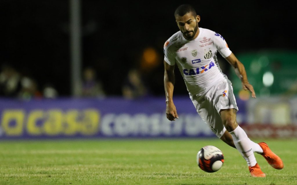 Volante foi revelado pelo Santos. Foto: Marcello Zambrana/AGIF