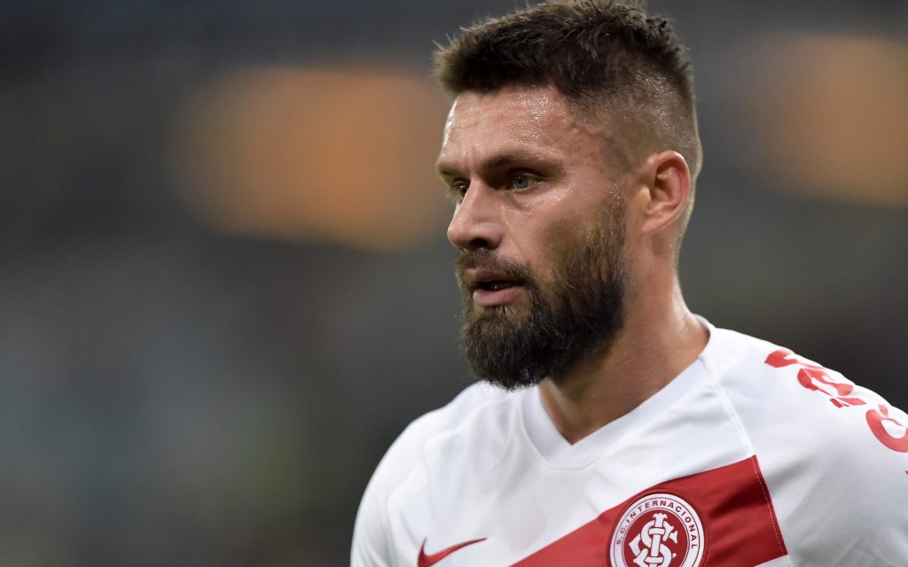 Ex-atacante com a camisa do Colorado. Foto: Thiago Ribeiro/AGIF