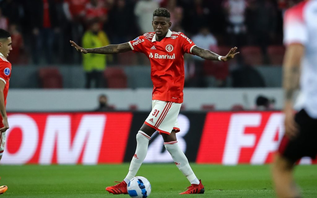 Zagueiro é bem avaliado. Foto: Pedro H. Tesch/AGIF