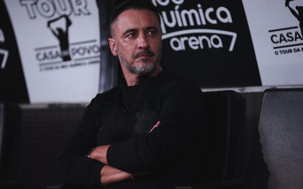 Vítor Pereira quer contratar Johnny. Foto: Ettore Chiereguini/AGIF