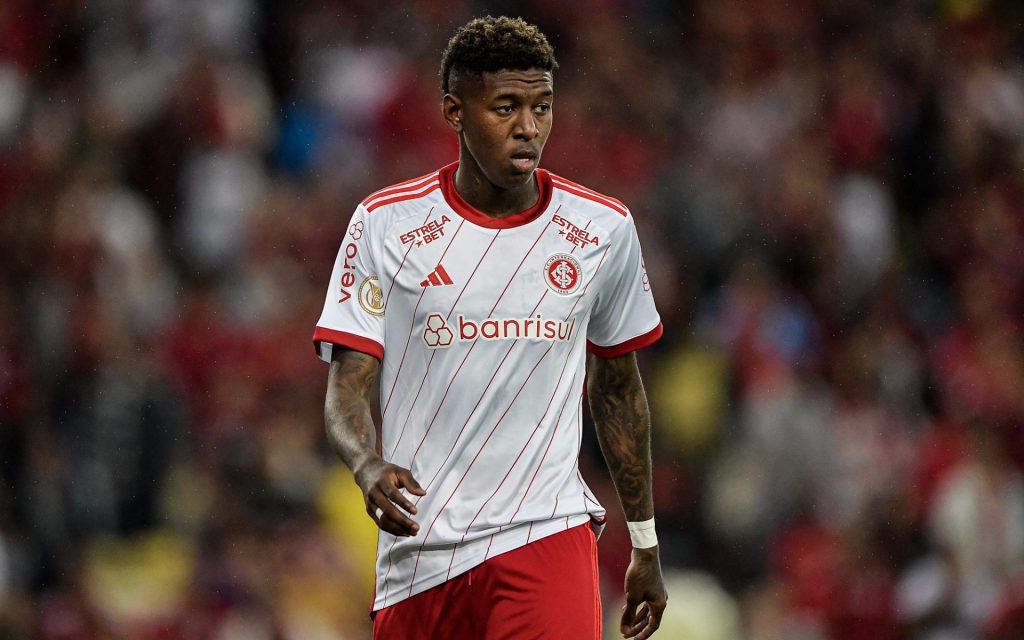 Zagueiro vem se destacando. Foto: Thiago Ribeiro/AGIF