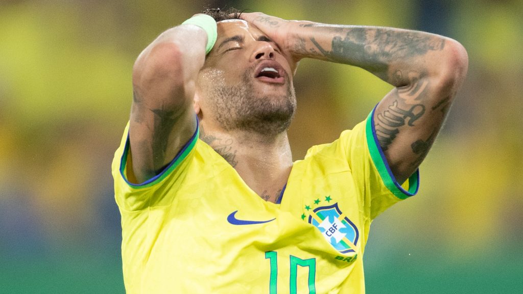Jogador do Internacional pode ter tido a mesma lesão de Neymar. Foto: Gil Gomes/AGIF
