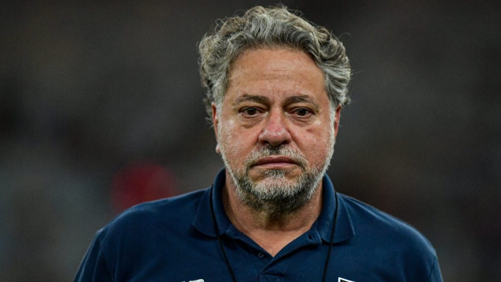 Julio Casares pode perder jogador para o Internacional. Foto: Thiago Ribeiro/AGIF