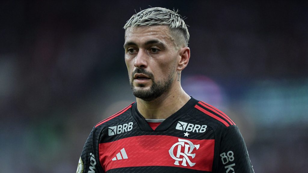 Jogador que atuou com Arrascaeta está perto do Internacional. Foto: Thiago Ribeiro/AGIF