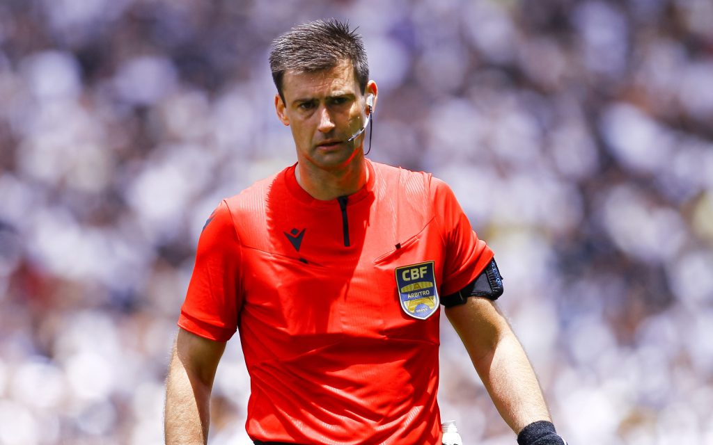 O árbitro Jonathan Benkenstein Pinheiro apitou o jogo. Foto: Marco Miatelo/AGIF