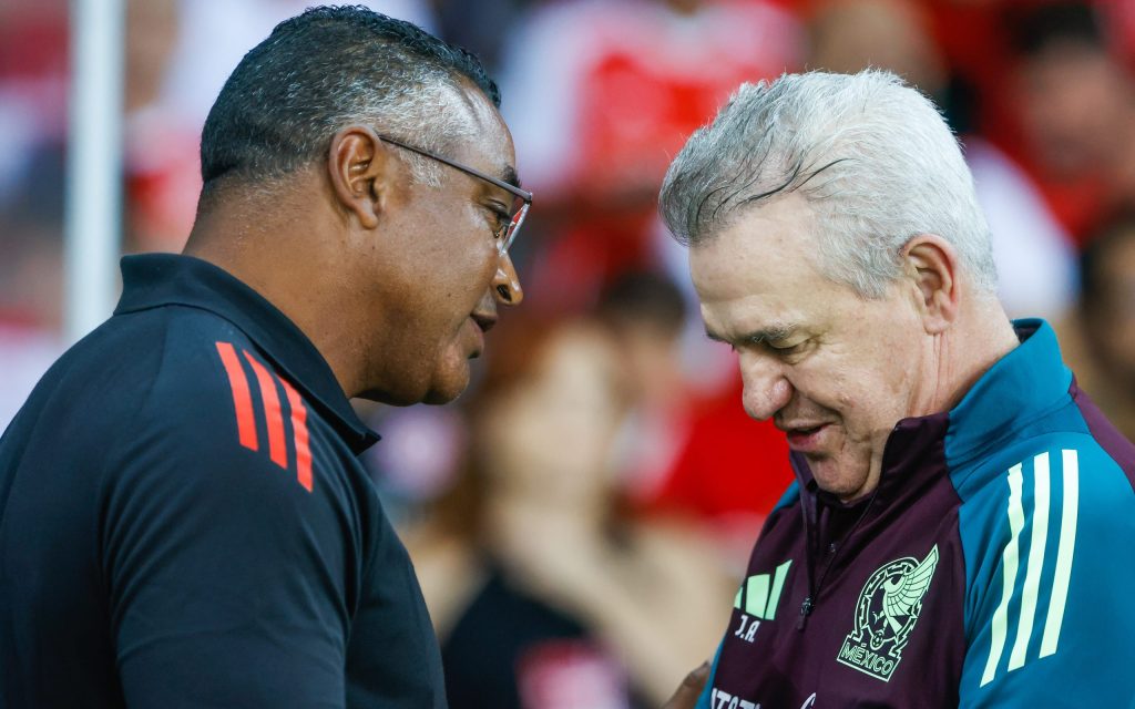 Roger Machado e Javier Aguirre antes da partida. Foto: Luiz Erbes/AGIF