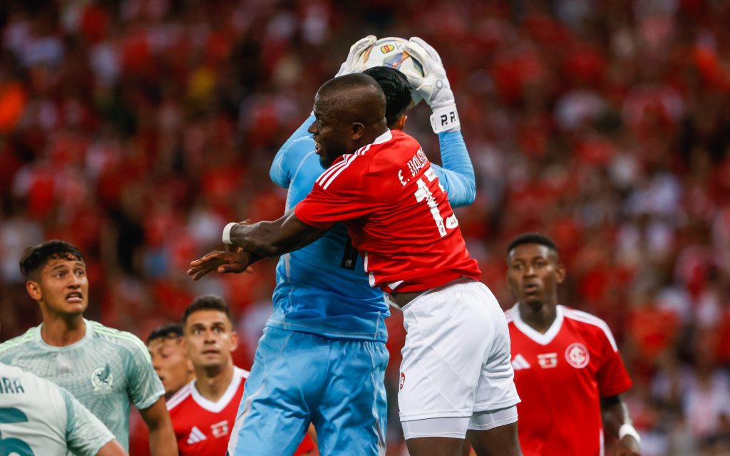 Equatoriano disputando lance contra o México. Foto: Luiz Erbes/AGIF