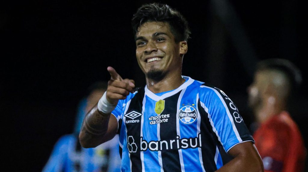 Arezo marcou gol polêmico para o Grêmio. Foto: Maxi Franzoi/AGIF