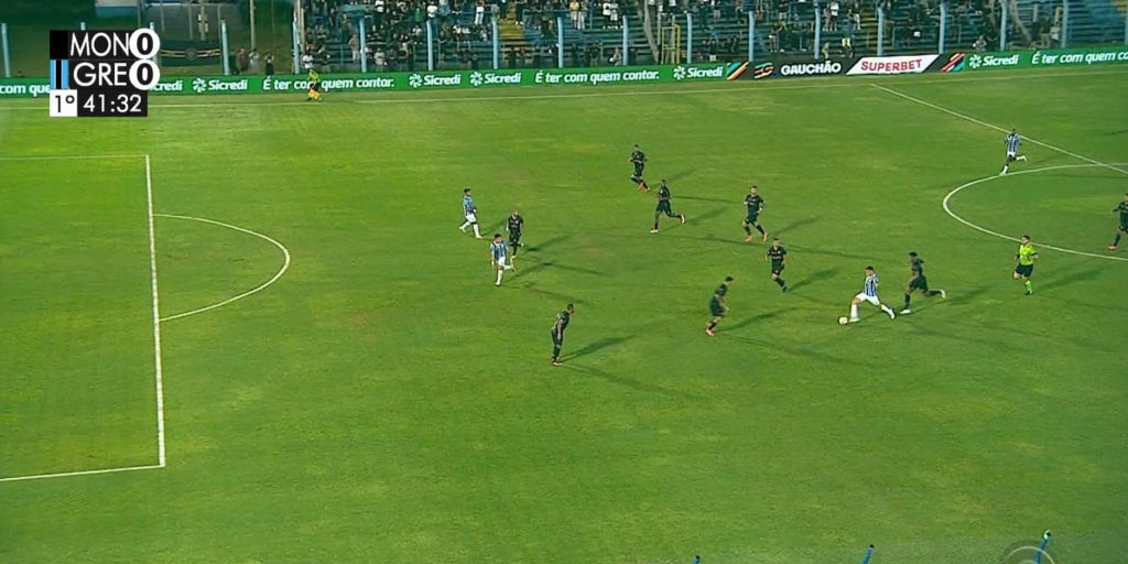 Momento do lance que resultou em gol do Grêmio. Foto: Reprodução/X