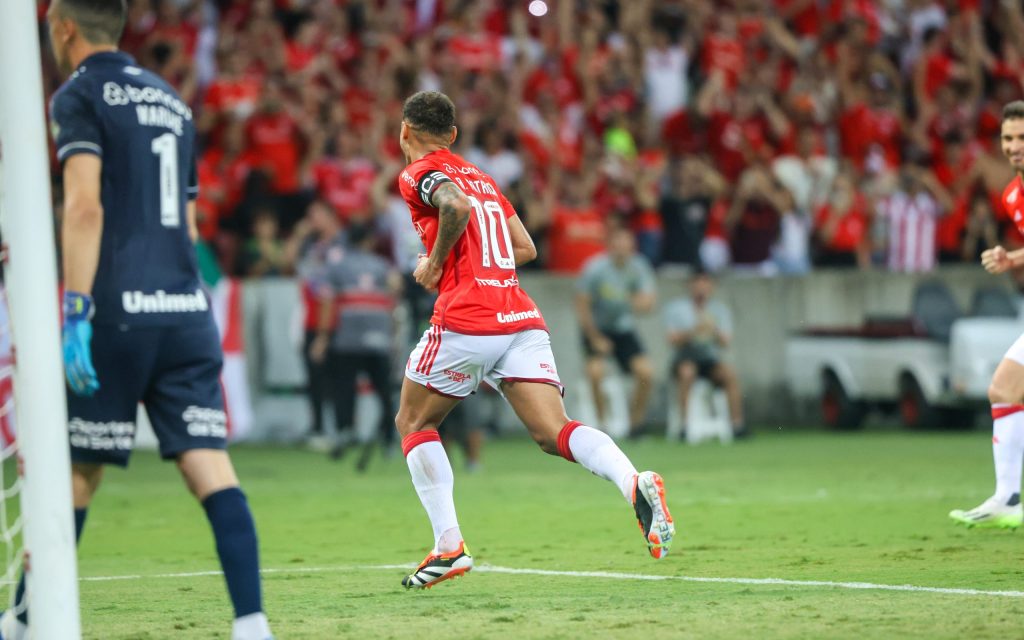 Alan Patrick, do Internacional, comemorando gol contra o Grêmio. Foto: Ricardo Duarte/SCI