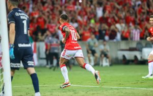 Alan Patrick, do Internacional, comemorando gol contra o Grêmio. Foto: Ricardo Duarte/SCI