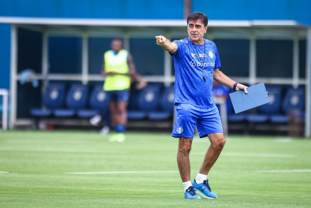 Gustavo Quinteros voltará a enfrentar o Internacional. Foto: Lucas Uebel/Grêmio FBPA