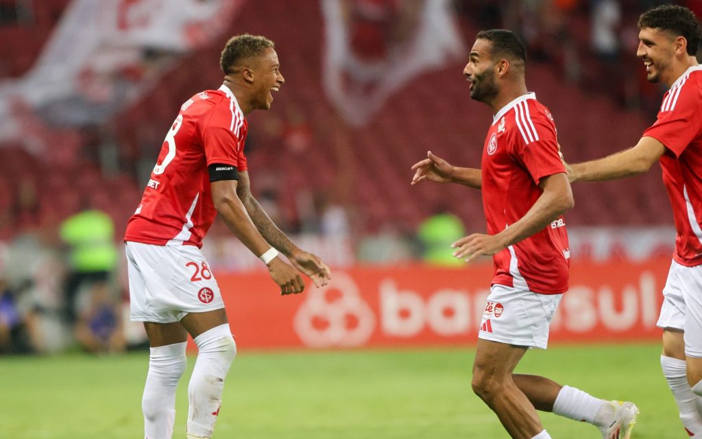 Jogador comemorando com Thiago Maia. Foto: Ricardo Duarte/SCI