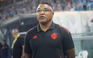 Treinador durante o Gre-Nal. Foto: Ricardo Duarte/SCI