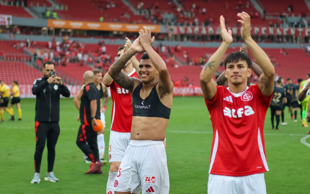 Jogadores saúdam torcida. Foto: Ricardo Duarte/Internacional