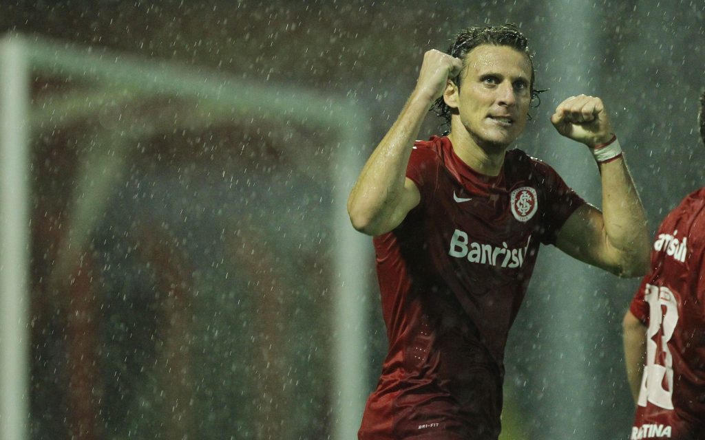 Forlán não teve boa passagem pelo Inter. Foto: Gustavo Granata/AGIF