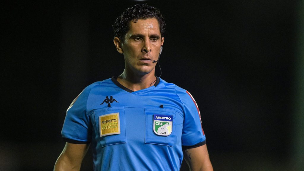 Daniel Bins esteve no VAR em Grêmio X Internacional. Foto: Thiago Ribeiro/AGIF