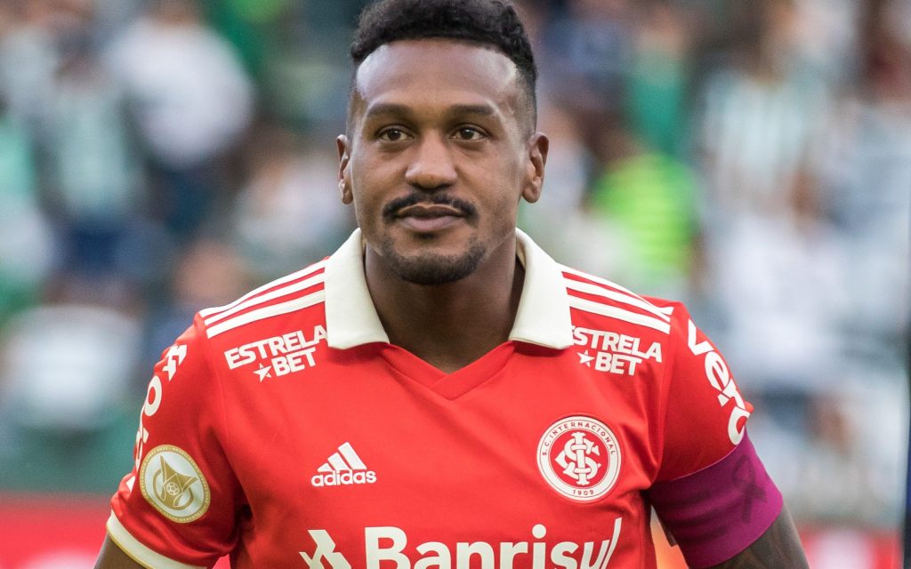 Edenílson defendeu o Internacional. Foto: Robson Mafra/AGIF Grêmio