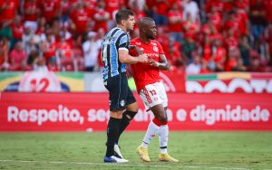 Enner Valencia, do Internacional, no Grenal. Foto: Maxi Franzoi/AGIF