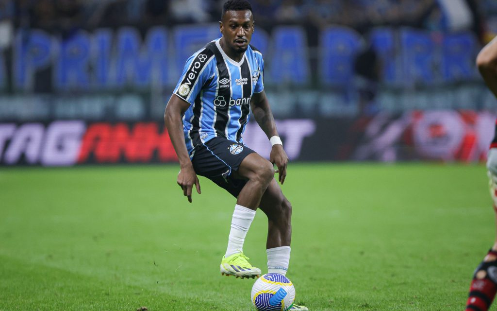Edenílson está atrás de Alan Patrick em passes decisivos. Foto: Maxi Franzoi/AGIF