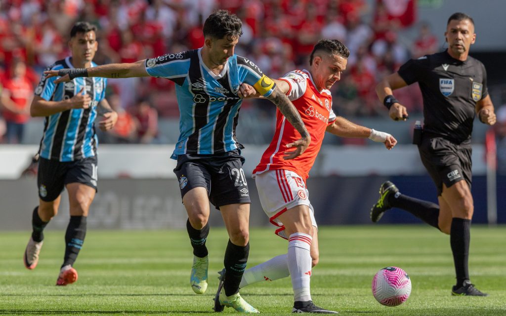 Borré e Villasanti disputando lance no Gre-Nal. Foto: Liamara Polli/AGIF