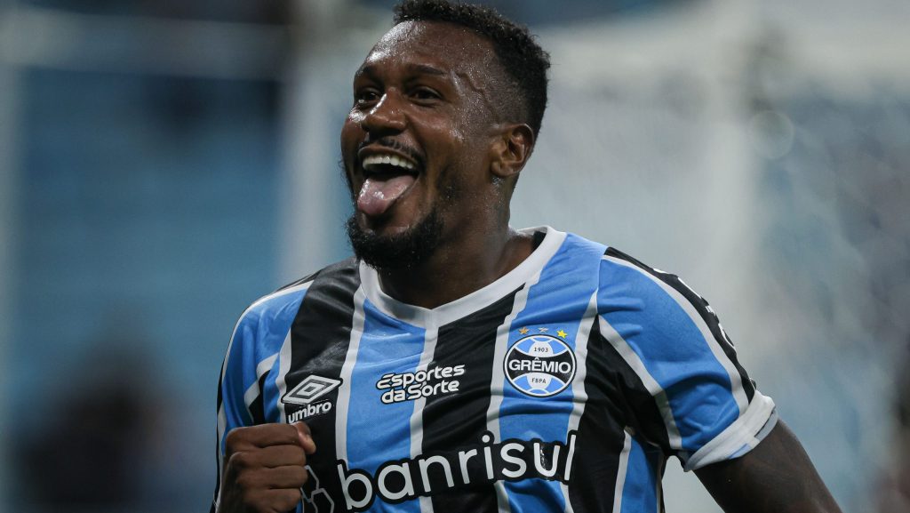 Ex-Internacional, Edenílson defende o Grêmio hoje. Foto: Maxi Franzoi/AGIF