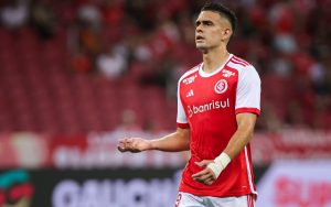 Atacante se lesionou. Foto: Maxi Franzoi/AGIF