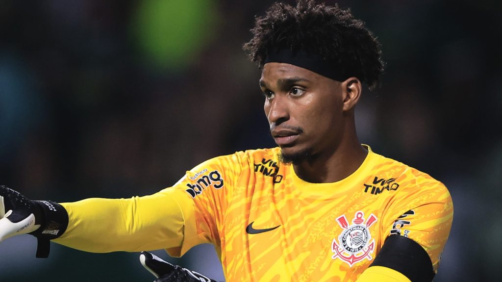 Hugo Souza acabou salvando a pele de ex-Internacional. Foto: Ettore Chiereguini/AGIF