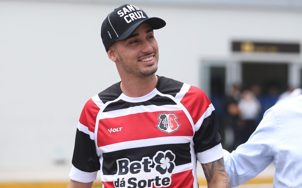 Atacante chegou ao seu novo clube. Foto: Marlon Costa/AGIF