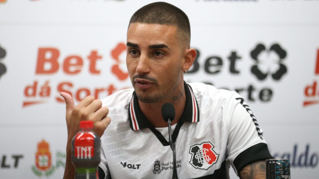Ex-Internacional, Thiago Galhardo foi apresentado pelo Santa Cruz. Foto: Marlon Costa/AGIF