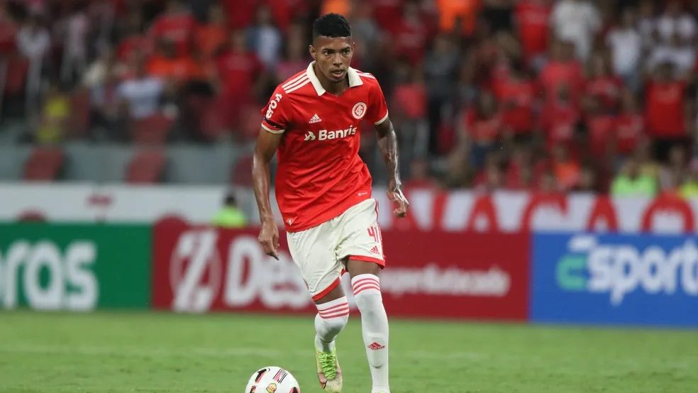 Matheus Dias com a camisa do Inter — Foto: Ricardo Duarte/Internacional