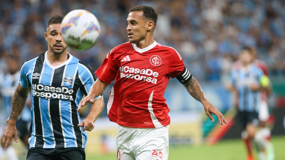 João Pedro, do Grêmio e Alan Patrick do Internacional. Foto Itatiaia Internacional