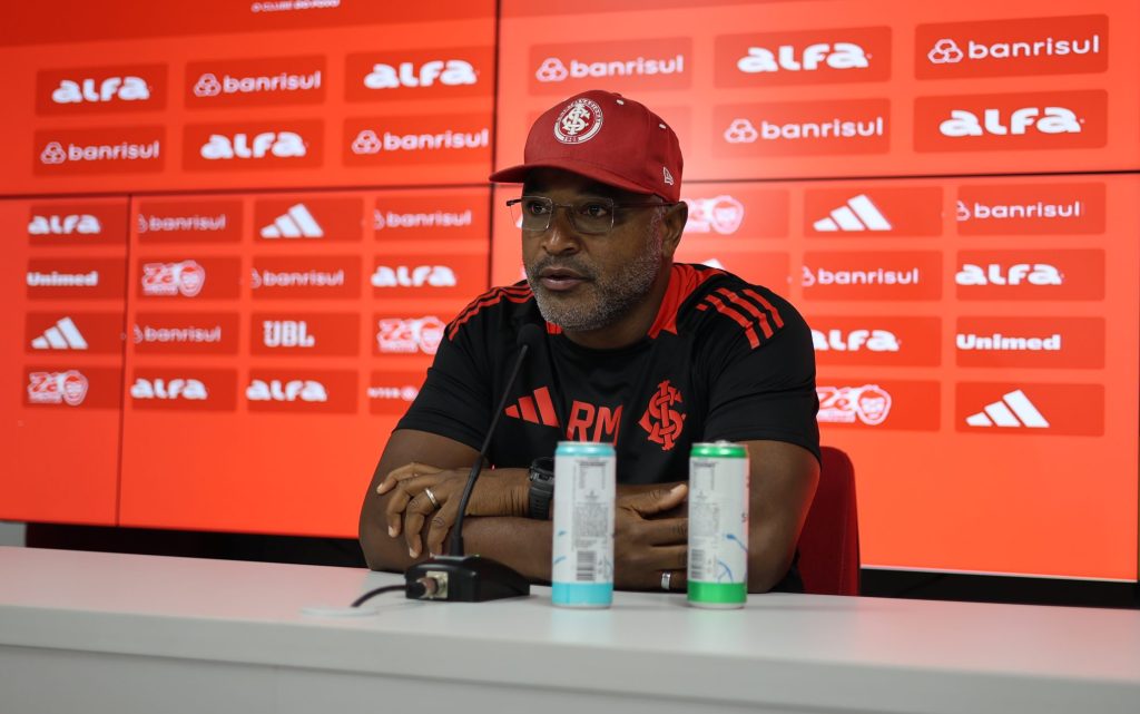 Roger Machado em coletiva. Foto Ricardo Duarte/SCI